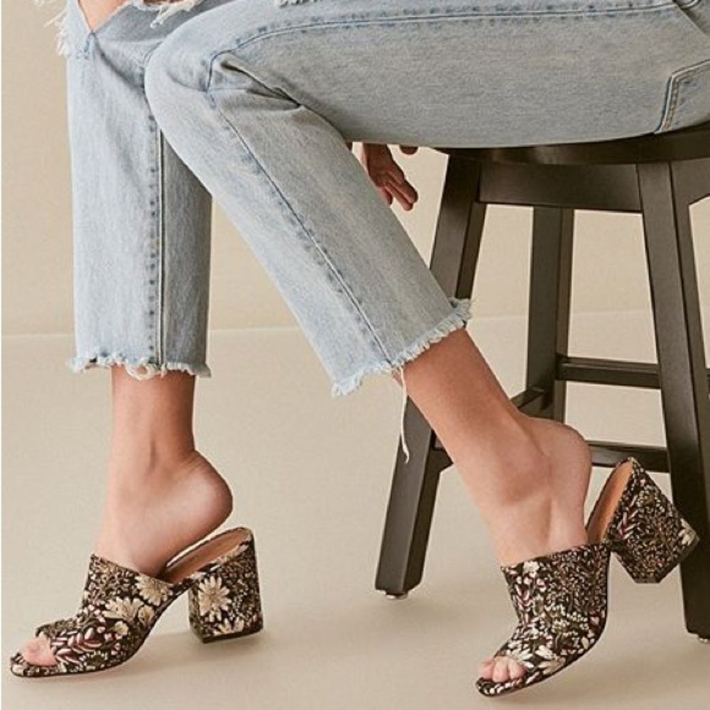✨ Urban Outfitters Floral Jacquard Mule Heels✨
